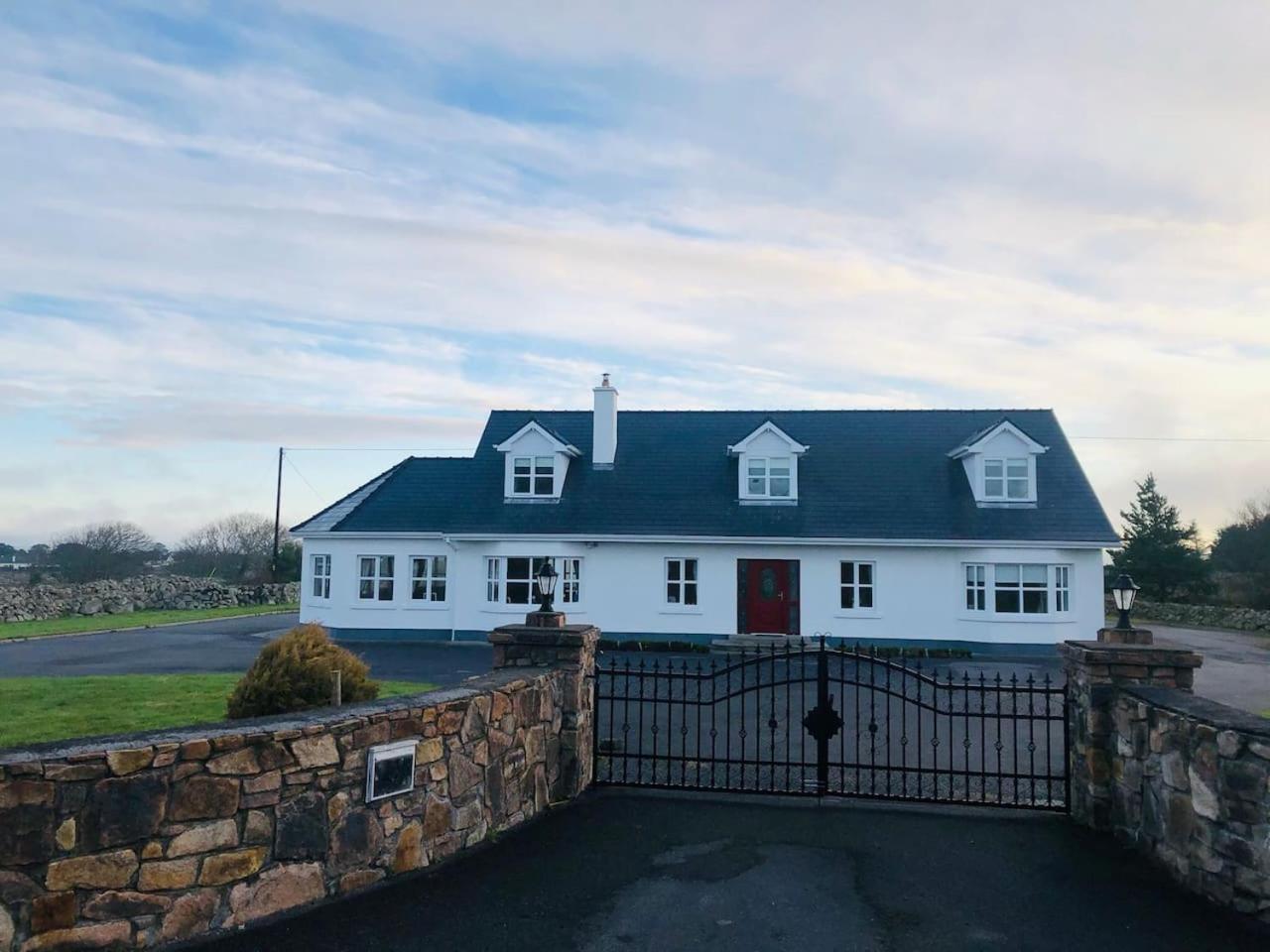 Connemara. 3 Bedroom, 8 Bed, Holiday Home ゴールウェイ エクステリア 写真