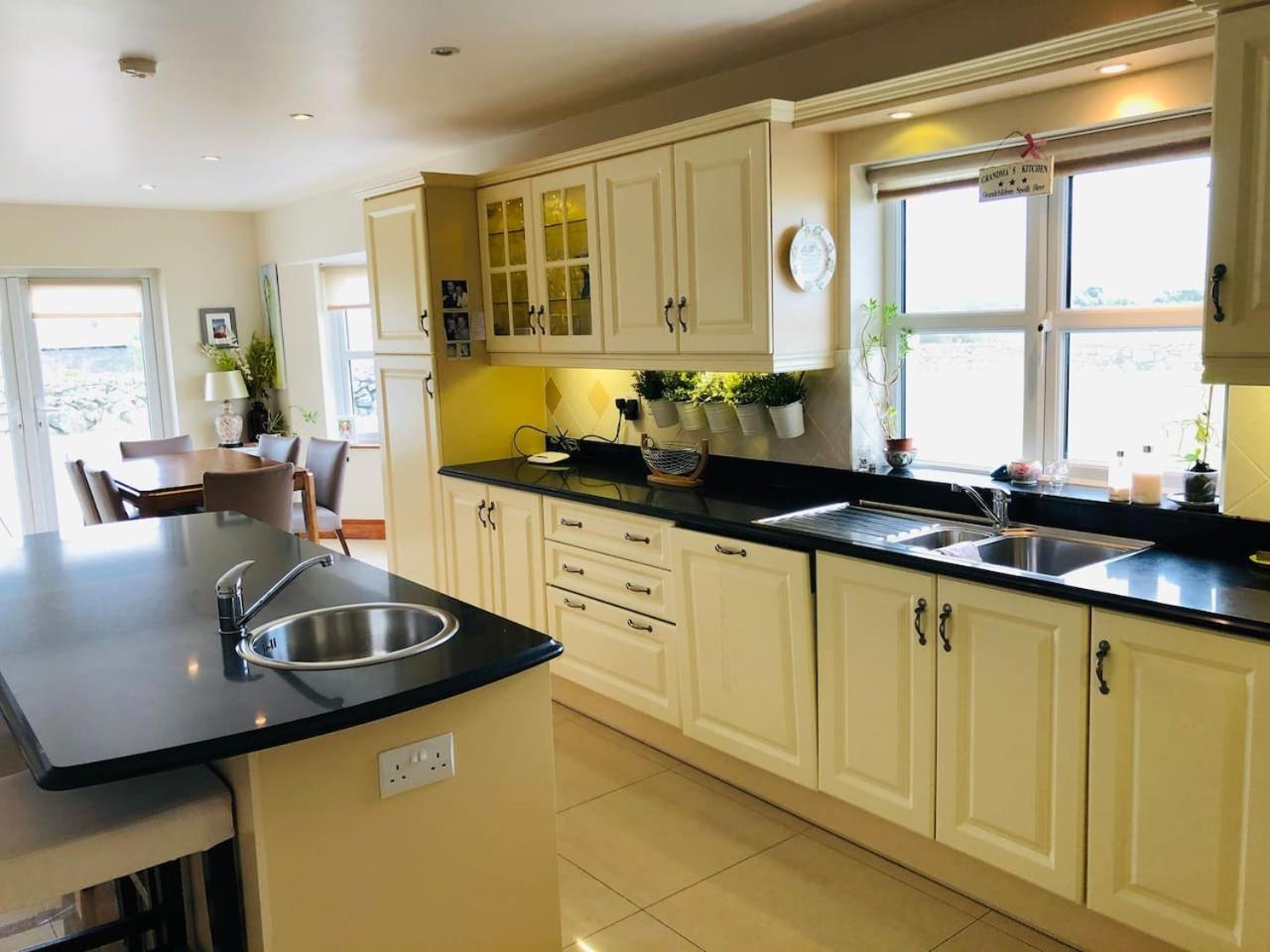 Connemara. 3 Bedroom, 8 Bed, Holiday Home ゴールウェイ エクステリア 写真