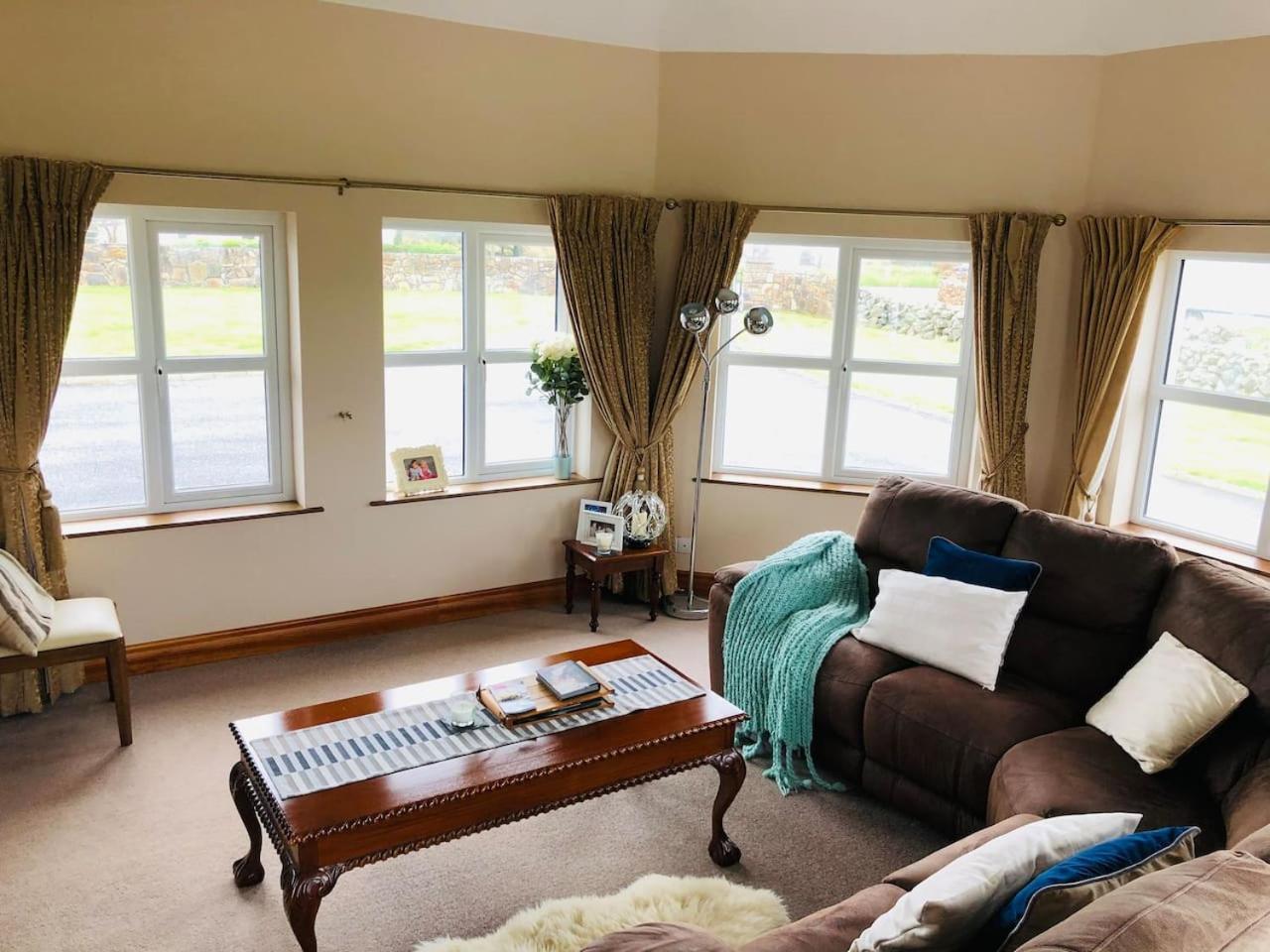 Connemara. 3 Bedroom, 8 Bed, Holiday Home ゴールウェイ エクステリア 写真